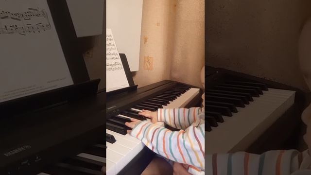 Алиса балует за фортепиано