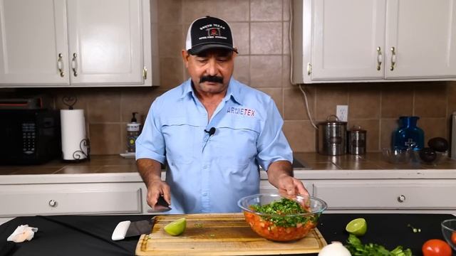 PICO DE GALLO | The BEST Bowl of Salsa You Will Eat All Year Long (Authentic Mexican Recipe) смотреть онлайн