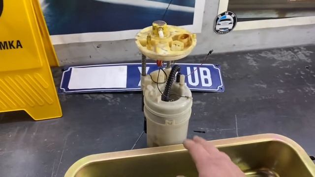 BMW X5 E70 N52 3.0i 216000км. Топливный фильтр заменили первый раз,вскрыли его… смотреть онлайн