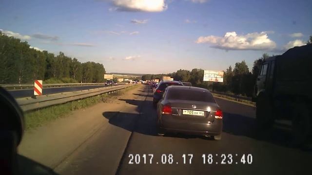 Мотоциклист на обочине смотреть онлайн