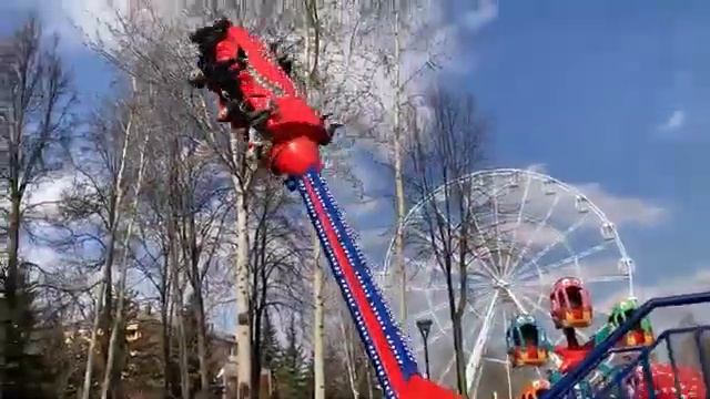 Аттракцион "Бумеранг" в парке аттракционов "Луки Парк" смотреть онлайн