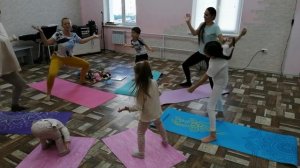 Весёлая детская йога (от 2,5 до 8 лет) с мамой