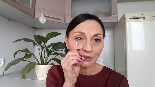 Макияж глаз. Если тени осыпались под глаза. Как их аккуратно убрать. смотреть онлайн