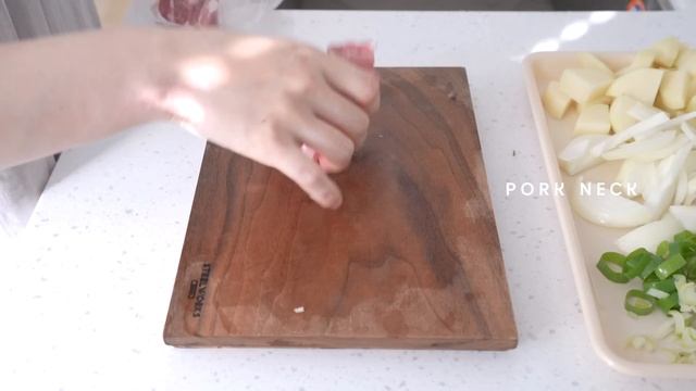 Sub) Vlog. 밀린 집안일 몰아서 하는 프리랜서의 쉬는 날 일상 브이로그, 거실 가구 배치 바꾸기, 카푸치노 만들기, 감자짜글이, 뒤늦게 보내주는 여름 / 수린 Suzlnn