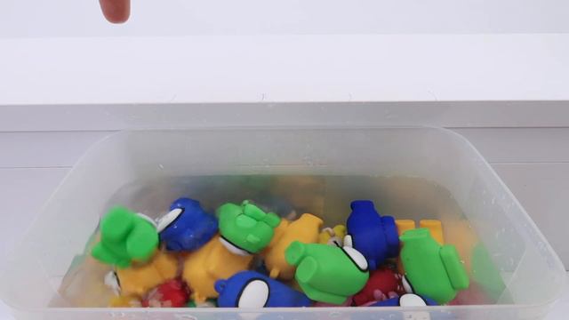 Learn Colors With Among US Toys and Water Tank 어몽어스 욕조 퐁당 놀이 смотреть онлайн