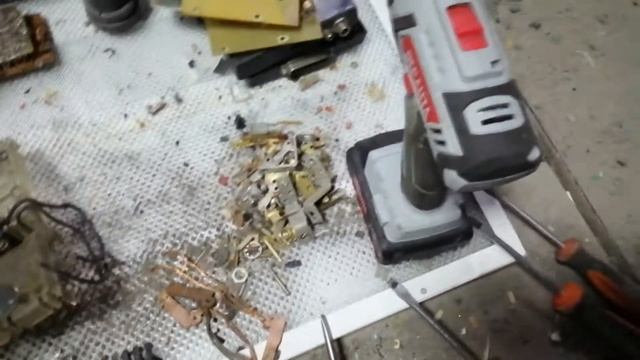 Где больше серебра? В отечественном автоматическом выключателе или импортном? смотреть онлайн