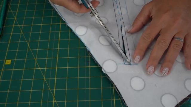 Урок 79. Обработка накладного кармана вшитого в боковой шов. Сто Шагов Портного.mp4 смотреть онлайн