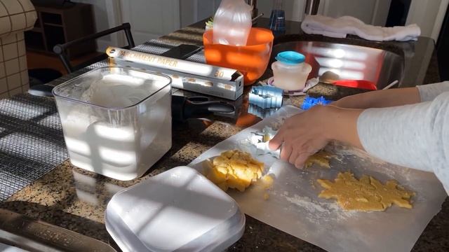 ASMR // Girlfriend Bakes Cookies With You (Soft Whispers) смотреть онлайн