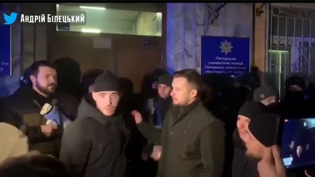 НАЦКОРПУС - ПРОПЛАЧЕННОЕ БЫДЛО, УСТРОИЛО ЦИРК ПОД ВЕРХОВНОЙ РАДОЙ УКРАИНЫ (Рынок земли)