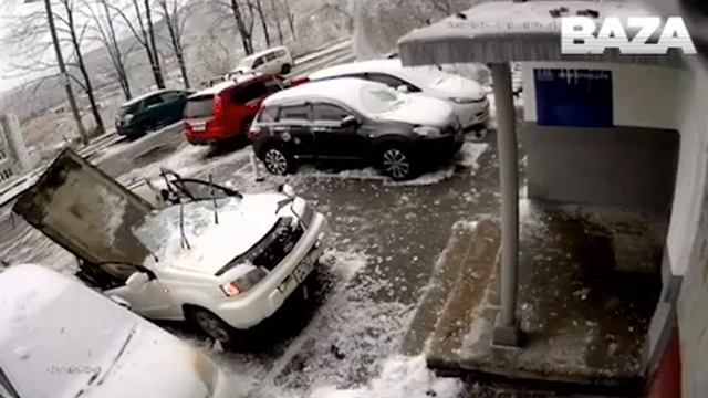 Упала бетонная плита на машину