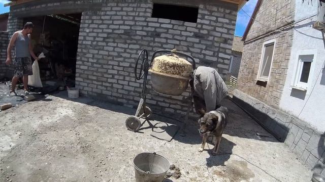 Бетонирование двора.Черновая стяжка. Сезон змей открыт. смотреть онлайн