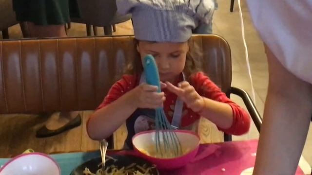 ВЛОГ наш Хэллоуин, ходили на детский МК, пекли маффины , играли в детском центре. VLOG Halloween смотреть онлайн