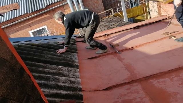 Демонтаж старой кровли из железа 40 лет крыше что увидкли смотреть онлайн