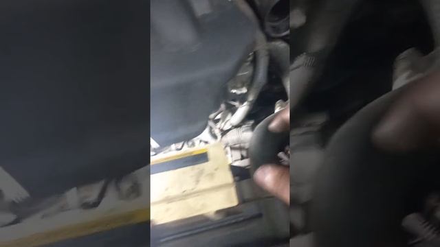 Como retira motor de arranque do Tiida da Nissan. смотреть онлайн