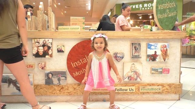 Гуляем с детьми Торговый центр Аялон Микаэлла выбирает одежду рисует красками видео для детей 2016 смотреть онлайн