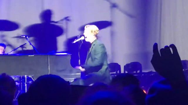 Tom Odell Hold Me смотреть онлайн