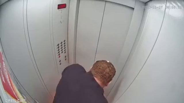 Загорелся в лифте смотреть онлайн