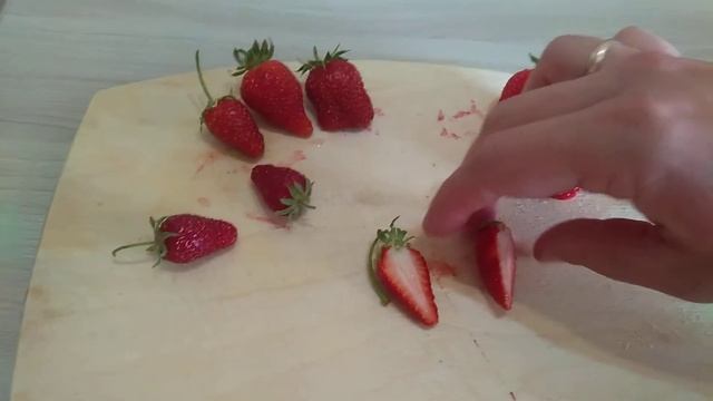 Пробуем на вкус клубнику сорта Альба и Клери. смотреть онлайн