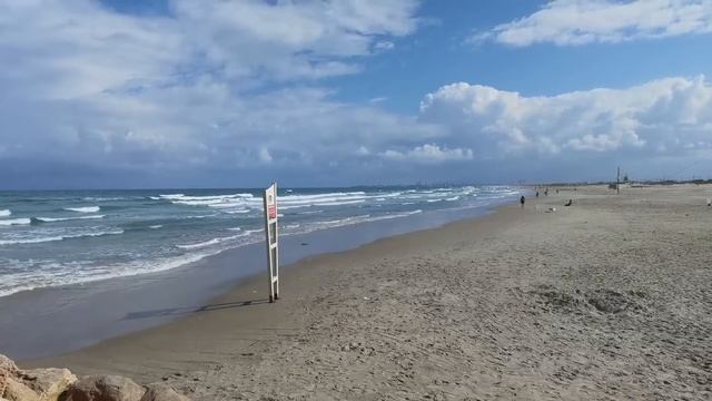 Погода у моря. Прогулка по берегу Кирьят-ям. Израиль. смотреть онлайн