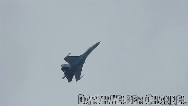 Maks-2017-su-35s-plevat-na-zakoni-fiziki-solniy-pilotaj-yuriya-va-uka_(videomega.ru).mp4