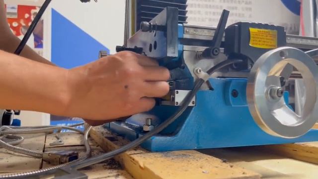 Installation of a 3-axis DRO with rulers + Power Feed on a WEISS milling machine of the VM series смотреть онлайн