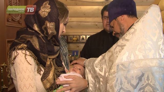 Крестить первенца молодые родители решили в храме святой великомученицы Варвары смотреть онлайн