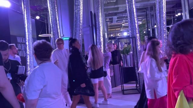 Посетила показ бренда Bitte Ruhe и прогулялась по плащадке Московской недели моды 2022 смотреть онлайн