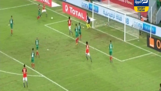 حارس المغرب يتألق ويتصدى لتصويبة صاروخية من تريزيجية | تعليق علي محمد علي смотреть онлайн