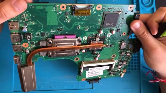 Toshiba Satellite C650 15Z Разбор, чистка, смазка кулера, замена термопасты смотреть онлайн