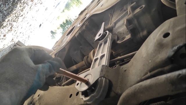 Замена нижней опоры двигателя Рено Сандеро Ларгус Логан Дастер / Почему она стучит? смотреть онлайн