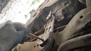 Замена нижней опоры двигателя Рено Сандеро Ларгус Логан Дастер / Почему она стучит?