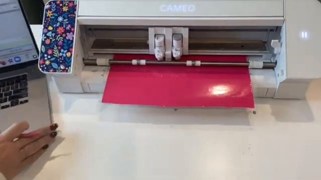 How to Cut Vinyl on Silhouette Cameo 4 for Beginners! (Free Cut File) смотреть онлайн