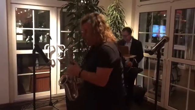 Обожаю вечерний Саксофон..I love the evening Saxophone.. смотреть онлайн