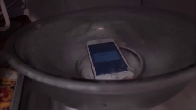 Выживит Iphone SE если его заморозить в воде и скинуть с высоты???????? смотреть онлайн