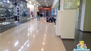 Ребёнок катается на детском электромобиле Ford F650 4x4.