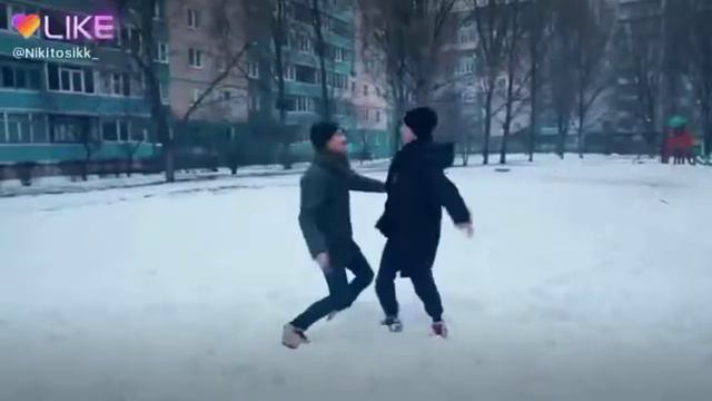 Как считаете вы кто смешней здоровается ?я думаю атрибутики.😂😂😂😂 смотреть онлайн