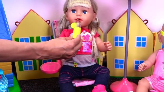 Baby Born Doll Swim Mermaid makes fruit juice with Kitchen Blender! Play Toys смотреть онлайн