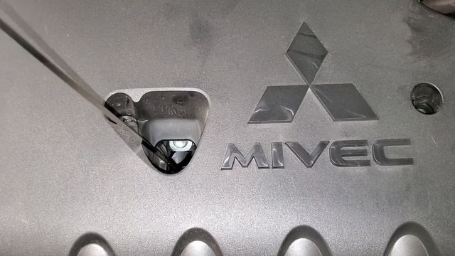 Mitsubishi Outlander How To Check Engine Oil Level On Dipstick MIVEC 2.4L I4 2014 To 2021 3rd Gen смотреть онлайн