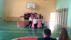 Вальс под песню “Undo”