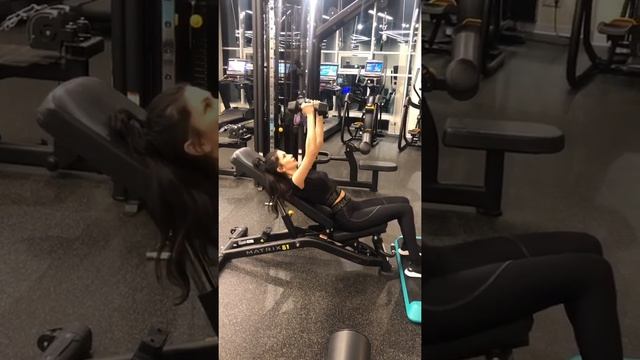 Разведение гантелей на наклонной скамье смотреть онлайн