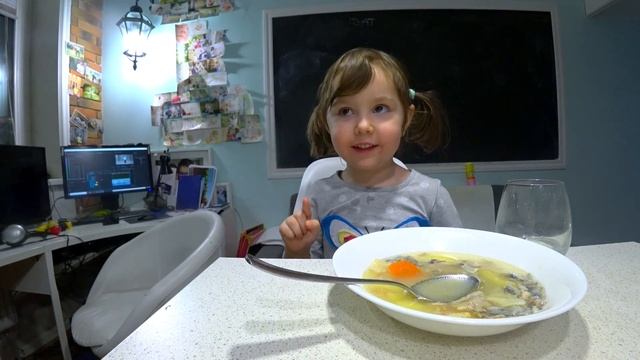 Малютка говорит. ЗАЧЕМ ДЕТЯМ МНОГО КУШАТЬ смотреть онлайн