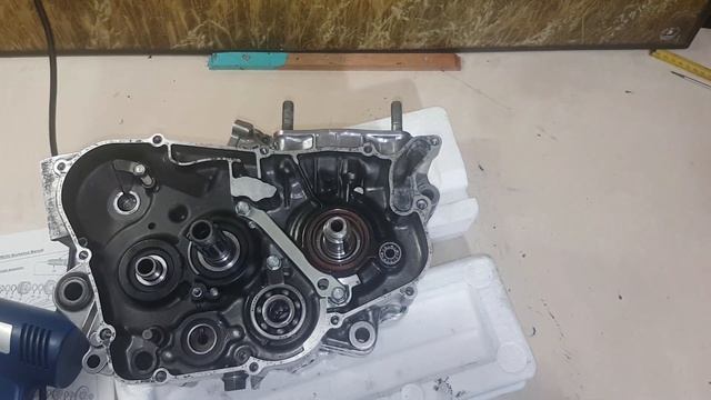 Complete Engine Restoration | HONDA CRM 250 | Part 3 Assembly смотреть онлайн