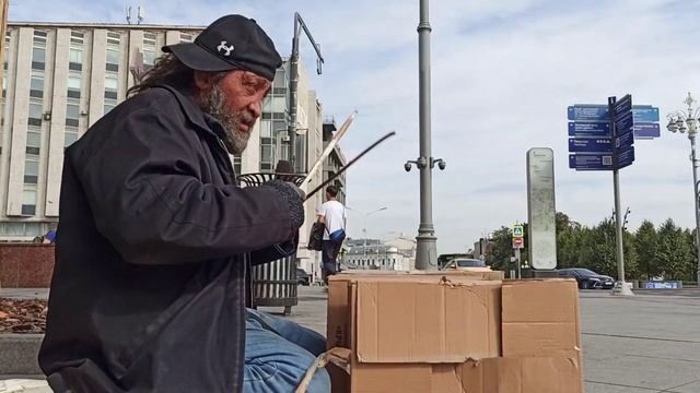 Чел играет на коробках. Москва. м. Пушкинская смотреть онлайн