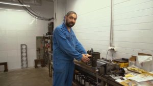 Почему у двигателя ЯМЗ 238 с одного цилиндра выпускного коллектора течет масло?