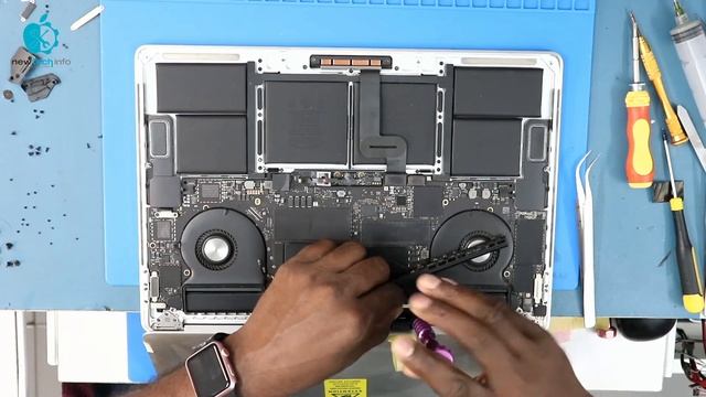MacBook Pro A1990 Screen Replacement | Apple Service | Malayalam Video смотреть онлайн