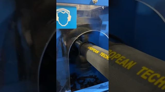 Зачистка наружного слоя рукава высокого давления 4SH серии при помощи окорочного станка. смотреть онлайн