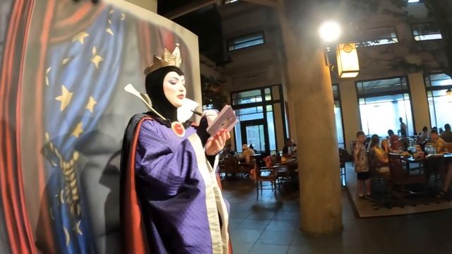 Meeting Evil Queen at Disney Wilderness Lodge Artist Point Storybook Dining смотреть онлайн