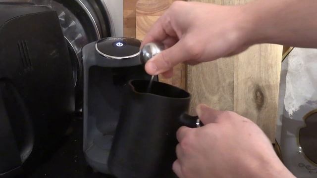 Making Turkish Coffee From Pre-Ground Beans (Arzum Okka Minio) смотреть онлайн