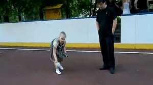 Пилотирование радиоуправляемого вертолета ребенком
