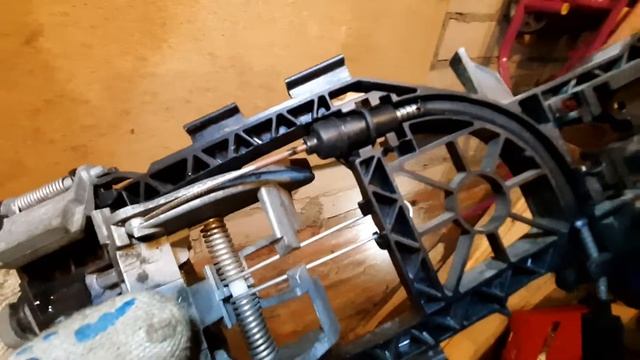 Не открывается дверь с наружней стороны, пустая ручка, тросик дверной ручки (Пассат Б6, Passat B6) смотреть онлайн